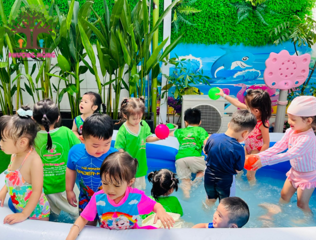 Lớp Strawberry - Hoạt Động Vui Chơi Dưới Nước