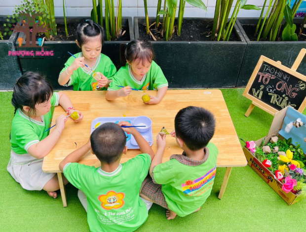 Lớp Tomato - Tạo Hình Tổ Ong Từ Vỉ Trứng