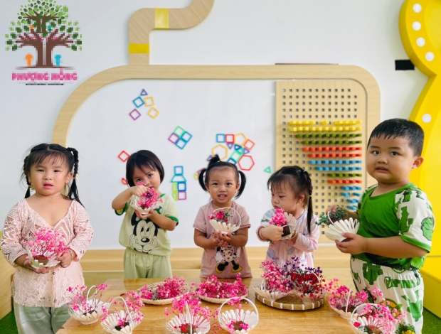 Lớp Honey - Bé Cắm Hoa Tặng Mẹ