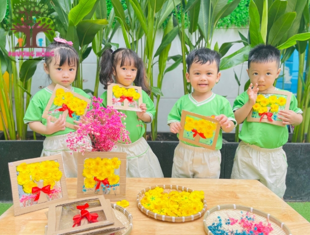 Lớp Strawberry - Tạo Hình Tranh Hoa Tặng Mẹ