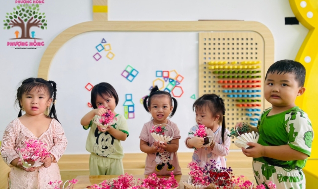 Lớp Honey - Bé Cắm Hoa Tặng Mẹ