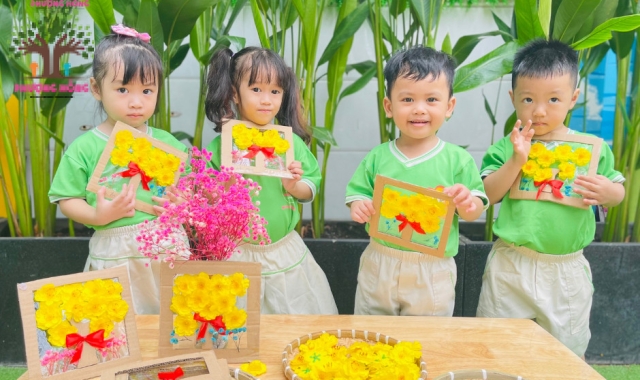 Lớp Strawberry - Tạo Hình Tranh Hoa Tặng Mẹ